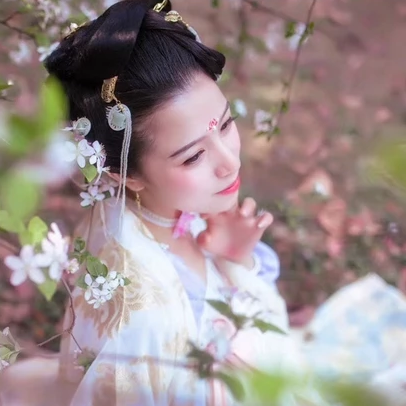 繁花浪漫帶團(tuán)扇女生頭像，唯美古風(fēng)真人頭像