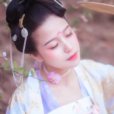 繁花浪漫帶團(tuán)扇女生頭像，唯美古風(fēng)真人頭像