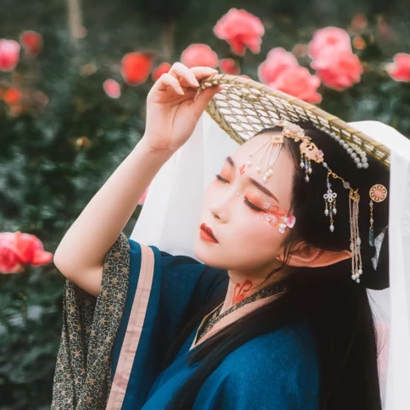 花間賞花女生頭像，唯美古風真人頭像