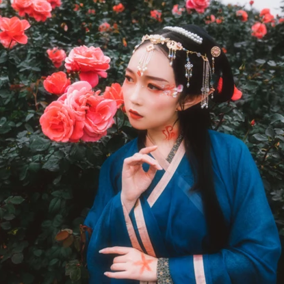 花間賞花女生頭像，唯美古風真人頭像