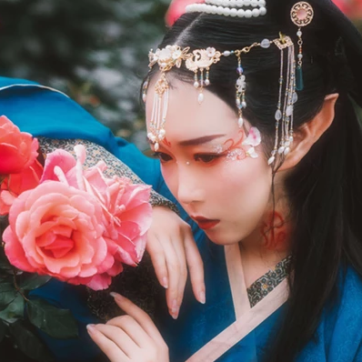 花間賞花女生頭像，唯美古風真人頭像