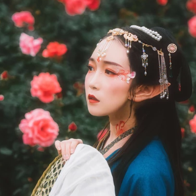 花間賞花女生頭像，唯美古風真人頭像