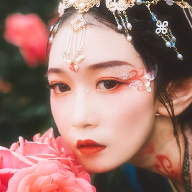 花間賞花女生頭像，唯美古風真人頭像