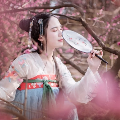 優(yōu)雅粉花帶團(tuán)扇女生頭像，唯美古風(fēng)真人頭像