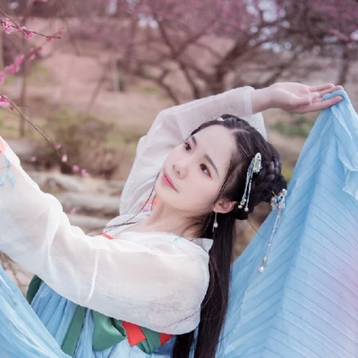 優(yōu)雅粉花帶團(tuán)扇女生頭像，唯美古風(fēng)真人頭像
