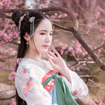 優(yōu)雅粉花帶團(tuán)扇女生頭像，唯美古風(fēng)真人頭像