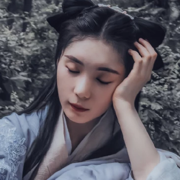 素雅復古帶傘女生頭像，唯美古風真人頭像