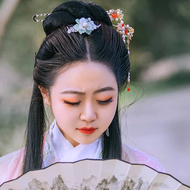 精致優(yōu)雅帶扇女生頭像，唯美古風(fēng)真人頭像