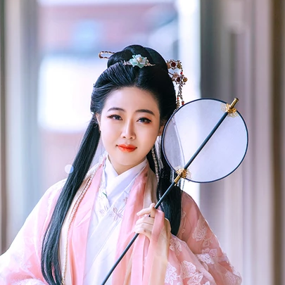 精致優(yōu)雅帶扇女生頭像，唯美古風(fēng)真人頭像