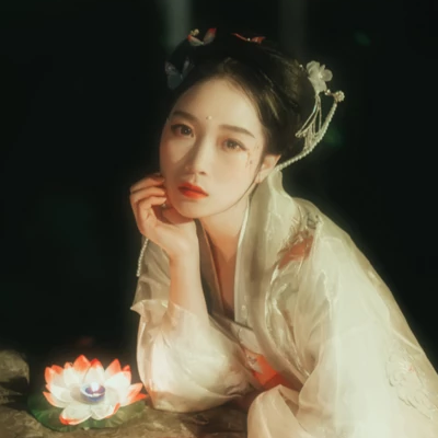 月夜蓮燈女生頭像，唯美古風(fēng)真人頭像