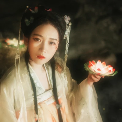 月夜蓮燈女生頭像，唯美古風(fēng)真人頭像