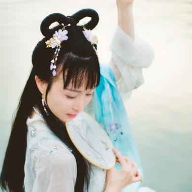 清新文藝帶團扇女生頭像，唯美古風真人頭像