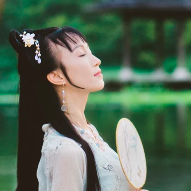 清新文藝帶團扇女生頭像，唯美古風真人頭像