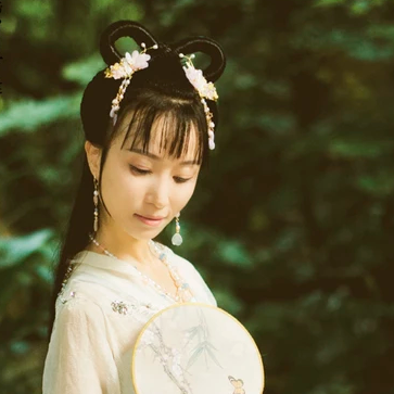 清新文藝帶團扇女生頭像，唯美古風真人頭像