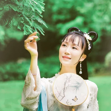 清新文藝帶團扇女生頭像，唯美古風真人頭像