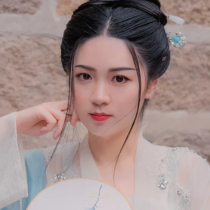 清風(fēng)拂面帶團(tuán)扇女生頭像，唯美古風(fēng)真人頭像