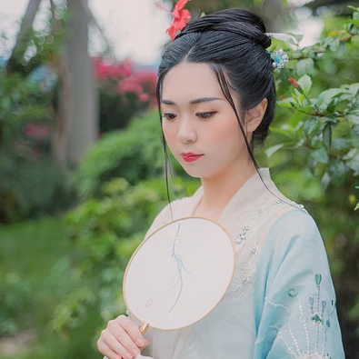 清風(fēng)拂面帶團(tuán)扇女生頭像，唯美古風(fēng)真人頭像