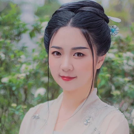 清風(fēng)拂面帶團(tuán)扇女生頭像，唯美古風(fēng)真人頭像