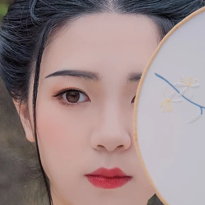 清風(fēng)拂面帶團(tuán)扇女生頭像，唯美古風(fēng)真人頭像