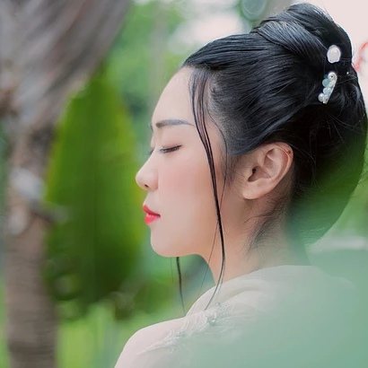 清風(fēng)拂面帶團(tuán)扇女生頭像，唯美古風(fēng)真人頭像