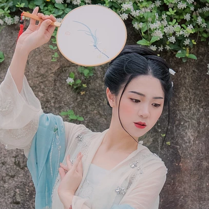 清風(fēng)拂面帶團(tuán)扇女生頭像，唯美古風(fēng)真人頭像