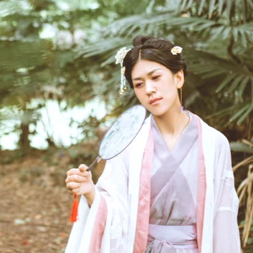 簡(jiǎn)約帶團(tuán)扇女生頭像，唯美古風(fēng)真人頭像