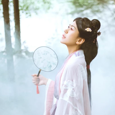 簡(jiǎn)約帶團(tuán)扇女生頭像，唯美古風(fēng)真人頭像