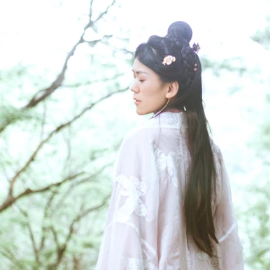 簡(jiǎn)約帶團(tuán)扇女生頭像，唯美古風(fēng)真人頭像