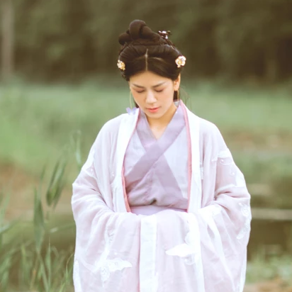 簡(jiǎn)約帶團(tuán)扇女生頭像，唯美古風(fēng)真人頭像