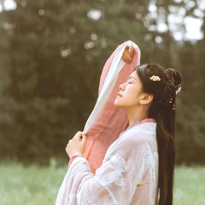 簡(jiǎn)約帶團(tuán)扇女生頭像，唯美古風(fēng)真人頭像