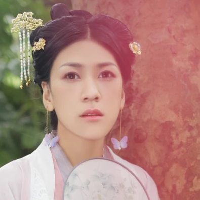 簡(jiǎn)約帶團(tuán)扇女生頭像，唯美古風(fēng)真人頭像