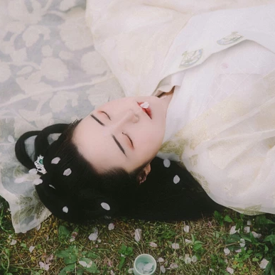 櫻落漫天女生頭像，唯美古風(fēng)真人頭像