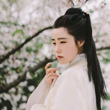 櫻落漫天女生頭像，唯美古風(fēng)真人頭像