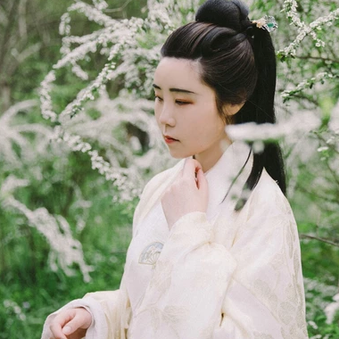 櫻落漫天女生頭像，唯美古風(fēng)真人頭像