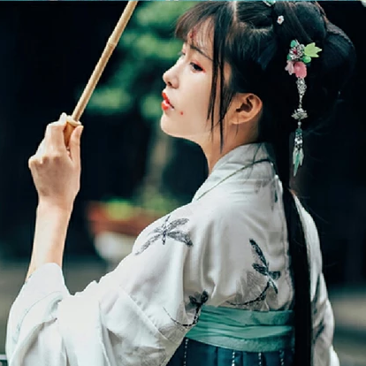 清新繁花帶傘女生頭像，唯美古風真人頭像