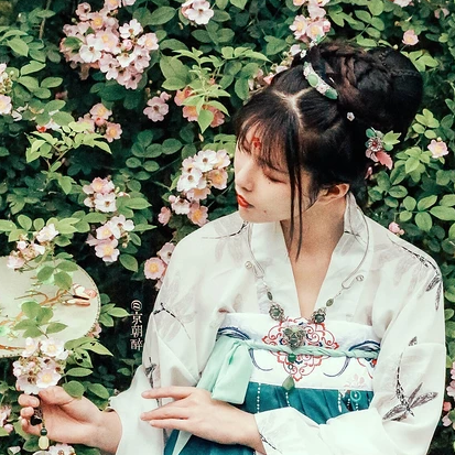 清新繁花帶傘女生頭像，唯美古風真人頭像