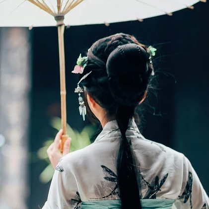 清新繁花帶傘女生頭像，唯美古風真人頭像