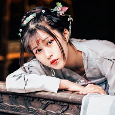 清新繁花帶傘女生頭像，唯美古風真人頭像