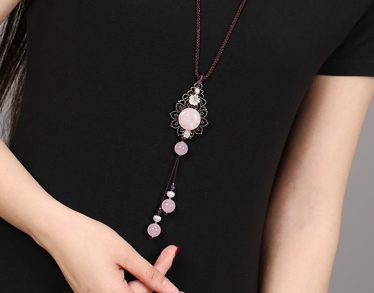 粉妝玉砌項(xiàng)鏈，水晶吊墜復(fù)古風(fēng)毛衣鏈?zhǔn)罪? src="/yuedu/d/file/bigpic/190404/04/13-1P413112044.jpg" / data-2hny="Gb1Akh"><br / data-GRzU="HZE0BT">
	<img alt=