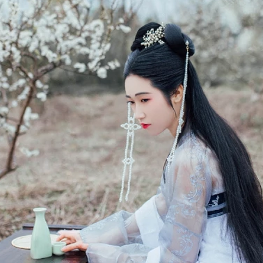 漫山花落帶團扇女生頭像，唯美古風(fēng)真人頭像