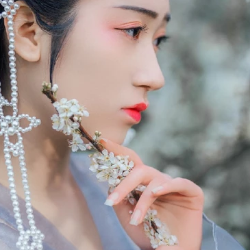 漫山花落帶團扇女生頭像，唯美古風(fēng)真人頭像