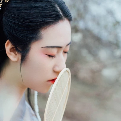 漫山花落帶團扇女生頭像，唯美古風(fēng)真人頭像