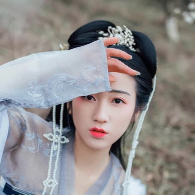 漫山花落帶團扇女生頭像，唯美古風(fēng)真人頭像