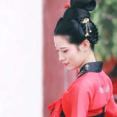 大唐紅裳帶傘女生頭像，唯美古風(fēng)真人頭像