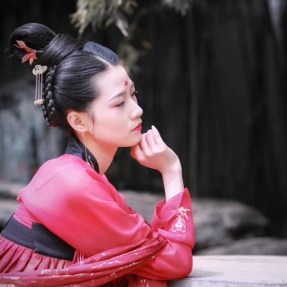 大唐紅裳帶傘女生頭像，唯美古風(fēng)真人頭像