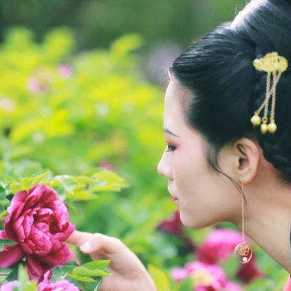 大唐紅裳帶傘女生頭像，唯美古風(fēng)真人頭像