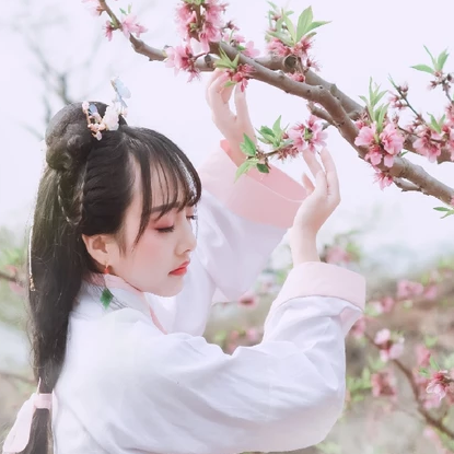 粉紅少女帶團(tuán)扇女生頭像，唯美古風(fēng)真人頭像