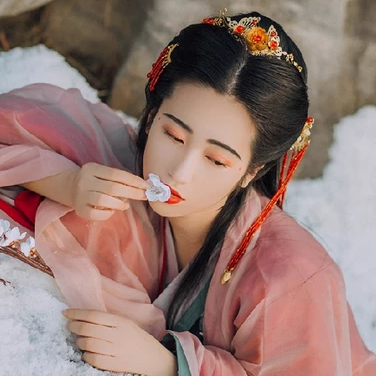 暮雪賞花彈琴女生頭像，唯美古風(fēng)真人頭像