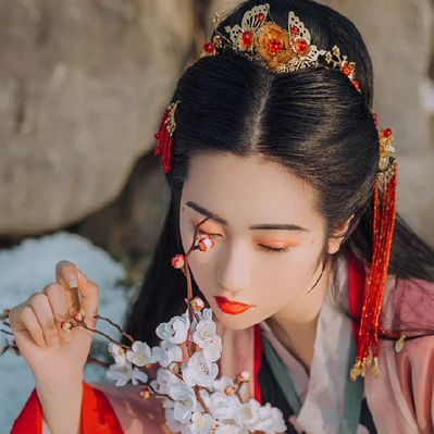 暮雪賞花彈琴女生頭像，唯美古風(fēng)真人頭像