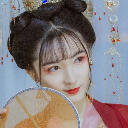 紅紗裙帶團扇女生頭像，唯美古風(fēng)真人頭像